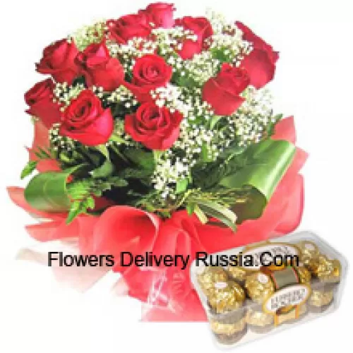 Snop od 11 crvenih ruža s sezonskim punilima zajedno s 16 komada Ferrero Rochersa