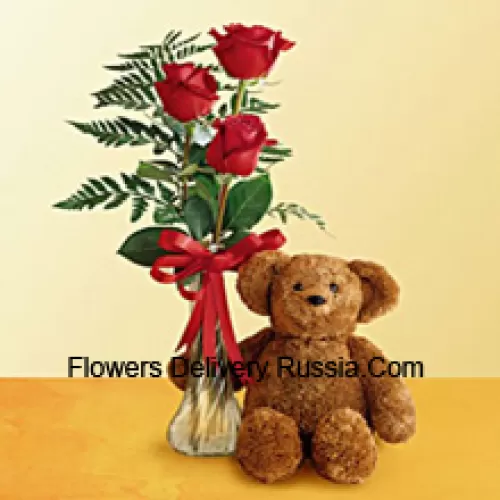3 Crvene ruže s nešto paprati u staklenoj vazi zajedno s simpatičnim medvjedićem visokim 12 inča
