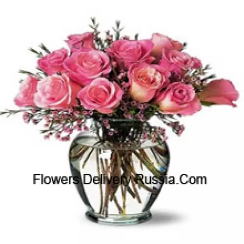 11 ružičastih ruža s nekim paprati u vazi