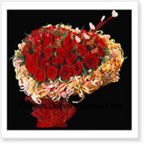 Hartvormige opstelling van 51 rode rozen