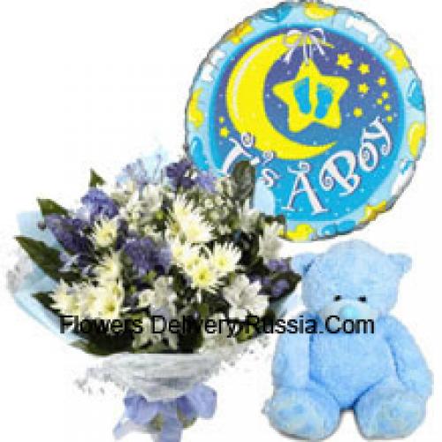 Assortiment schattige bloemen met teddybeer en ballon