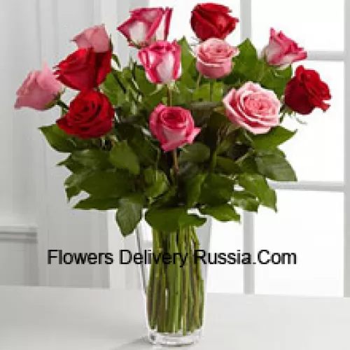 5 красных, 4 розовых и 4 двухцветных розы с сезонными наполнителями в стеклянной вазе